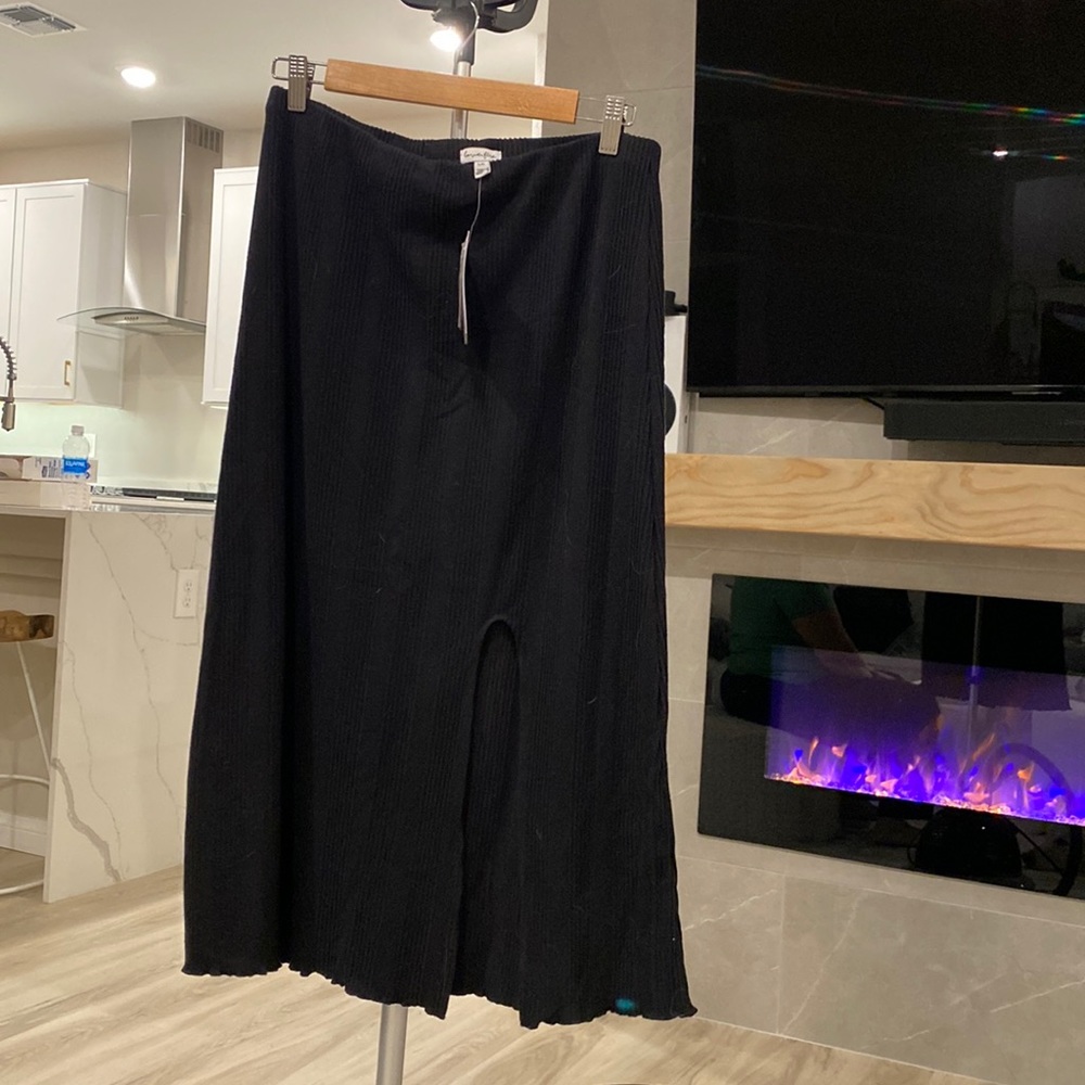 Ribbed skirt large black scalloped bottom with slit